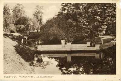 14346 Gezicht op het vlotbruggetje in de vijver in het park van het landhuis Braamhage (Burg. Grothestraat) te ...